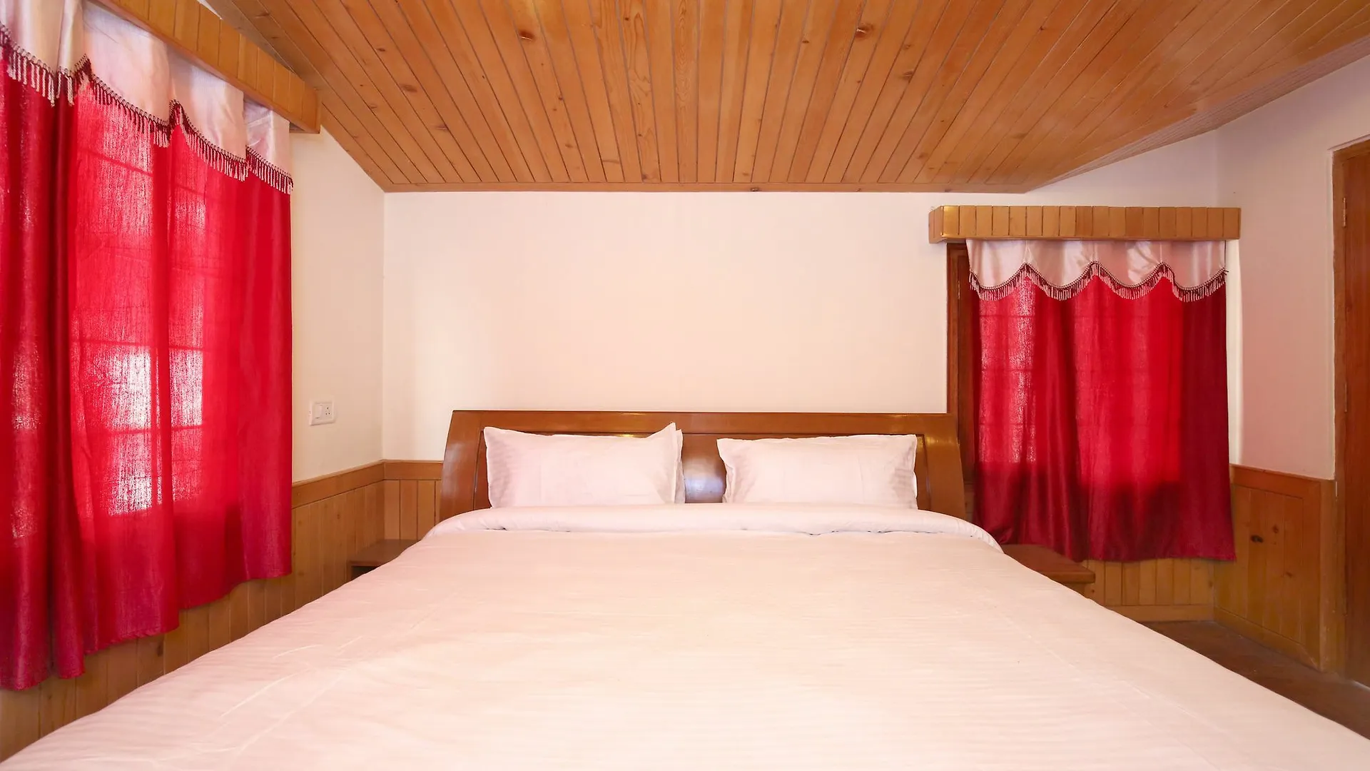 Oyo Home 10090 Hill View 4Bhk Mehli Shimla 0*,  India